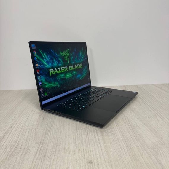 Игровой ноутбук Б-класс Razer Blade 16 RZ09-0483 / 16" (2560x1600) MiniLED / Intel Core i9-13950HX (24 (32) ядра по 2.2 - 5.5 GHz) / 16 GB DDR5 / 1000 GB SSD NVMe / nVidia GeForce RTX 4090, 16 GB GDDR6, 256-bit / WebCam б/у | Зображення 4