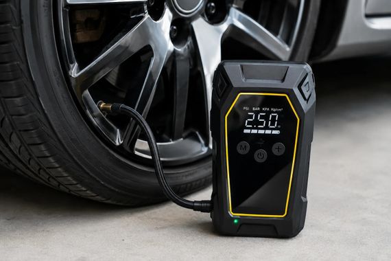 Пускозарядное устройство K5 4000A • Автомобильный Jump Starter 12V с компрессором 150 PSI, Power Bank 16000 мАч и LED-фонарем | Зображення 4