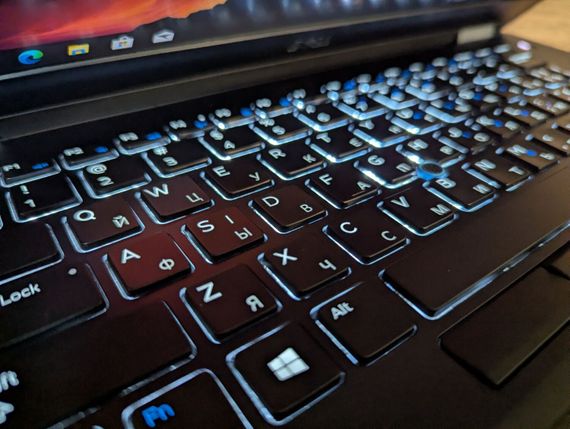 Ультрабук Dell Latitude E7470 / 14" (1920x1080) IPS / Intel Core i5-6300U (2 (4) ядра по 2.4 - 3.0 GHz) / 8 GB DDR4 / 256 GB SSD / Intel HD Graphics 520 / WebCam / Windows 10 б/у + Подарок Флэш-накопитель USB 32 GB | Зображення 5