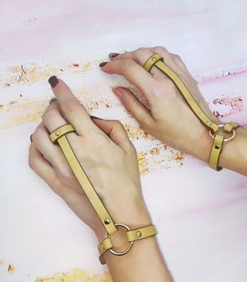 Пара браслетів на зап'ясті та палець Bijoux Indiscrets MAZE Hand Bracelet Harness Brown, екошкіра | Зображення 1