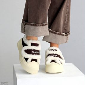 Шоколадные спортивные замшевые зимние автоледи на бежевой подошве 38