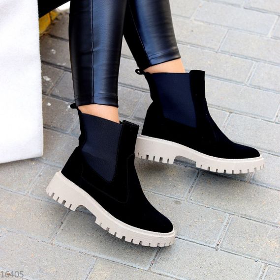 Повседневные черные замшевые ботинки челси на бежевой подошве