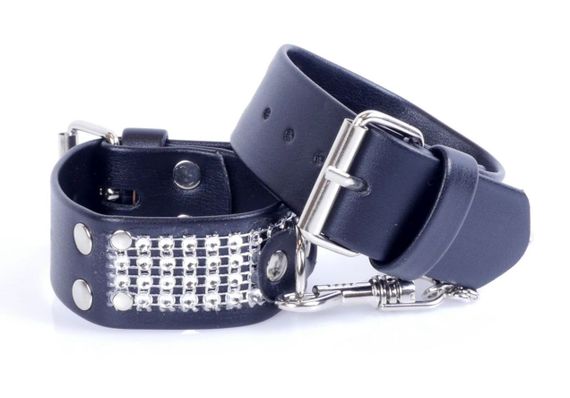 Наручники из искуственной кожи с кристаллами Fetish Boss Series - Handcuffs with cristals Silver, BS3300094 Sex Aura | Зображення 1
