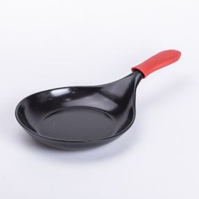 Чугунная сковорода с силиконовой ручкой Ø24.5 см для электрической и газовой плиты 1 л
