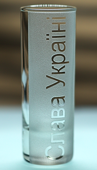 Рюмка 60 мл патриотическая Слава Украине с гравировкой подарок стопка военному патриоту | Зображення 1