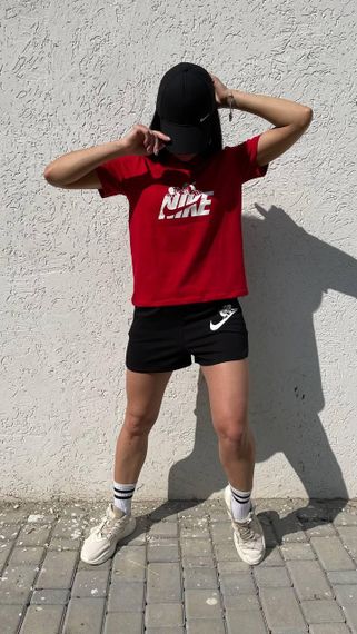 Жіноча футболка червона