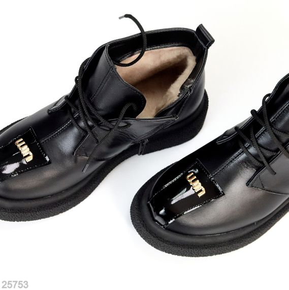 Дизайнерські чорні шкіряні зимові черевики з глянсовою вставкою