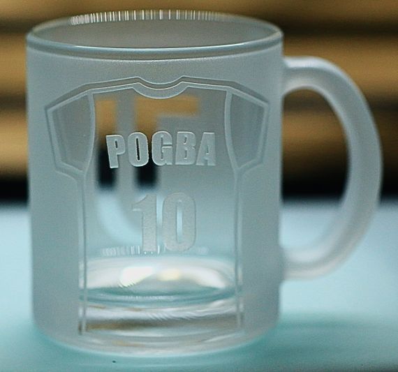Подарункова скляна чашка для чаю та кави 320 мл з  гравіюванням лого футбольного клуба ФК Ювентус POGBA | Зображення 3