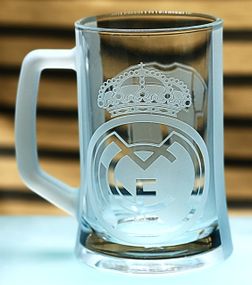 Пивной бокал 670 мл Реал Мадрид Real Madrid с гравировкой подарок для фаната футбольная кружка Роналдо