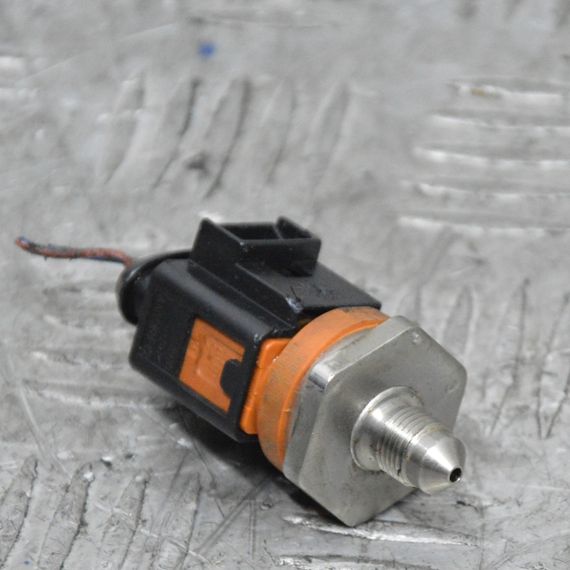 Датчик давления топлива Volkswagen Golf Passat CC 2004-2022 Датчик давления топлива Фольксваген 06J906051D | Зображення 1