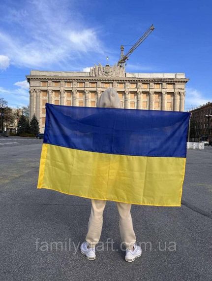 Патріотичний сувенір: Прапор України у преміальній дерев'яній коробці з різьбленим Гербом — подарунок до Дня Перемоги | Зображення 4