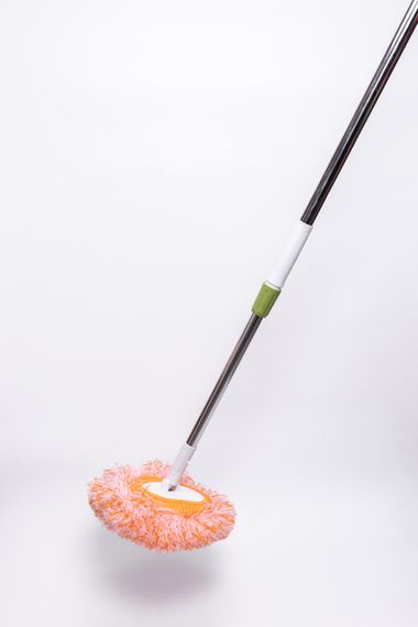 Швабра з телескопічною ручкою та круглою змінною насадкою для прибирання плитки, ламінату та лінолеуму вдома та в офісі | Зображення 1