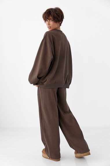 Теплий однотонний костюм зі світшотом та штанами зі складками - коричневий цвет, M (є розміри) | Зображення 1