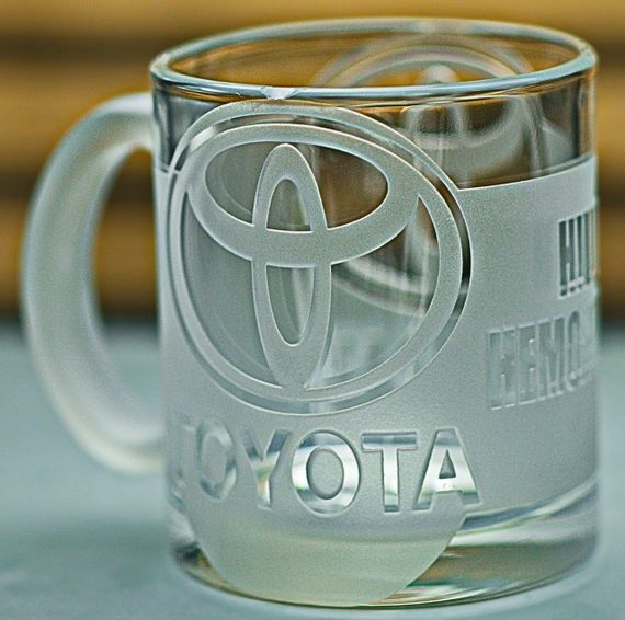 Скляна чашка Toyota Тойота 320 мл з гравіюванням Подарунок автолюбителю кружка для чаю та кави з лого  авто та  легендарний слоган | Зображення 2