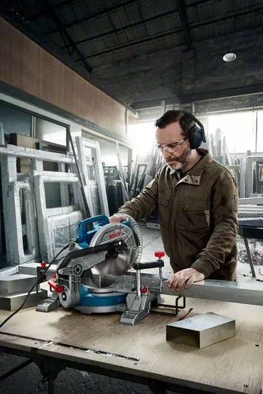 Пила торцювальна Bosch GCM 216, 1300Вт, 216мм, 24мм, 10.1кг (0.601.B33.000) | Зображення 1