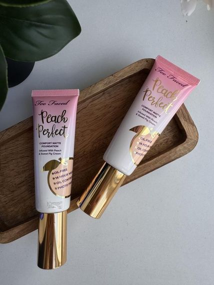 Матовий тональний крем Too Faced Peach Perfect Comfort Matte - Warm Beige (48 ml) | Зображення 1