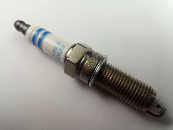 Свічка запалювання BOSCH PLATINUM Iridium YR7SII33T (Hyundai/KIA LPI) 0242135556 | Зображення 2