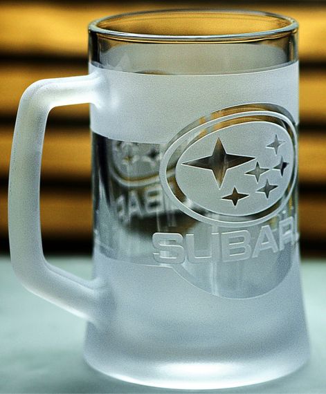 Пивная кружка Subaru Субару 670 мл с гравировкой Подарок автолюбителю Бокал с логотипом авто и легендарный слоган | Зображення 1