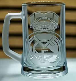 Пивний келих 660 мл Реал Мадрид з гравіюванням подарунок для фана ФК Real Madrid футбольний кухоль з футболкою