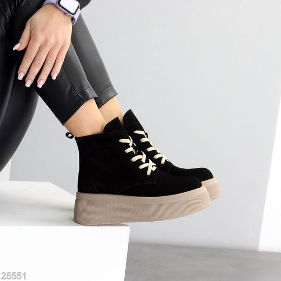 Модні чорні замшеві зимові черевики на бежевій платформі 39