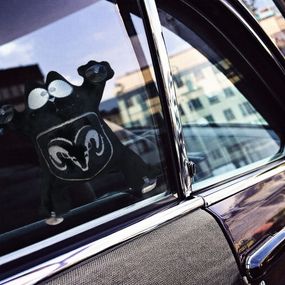 Іграшка кіт Саймона у машину з вишивкою Додж Dodge чорний автомобілісту 01585