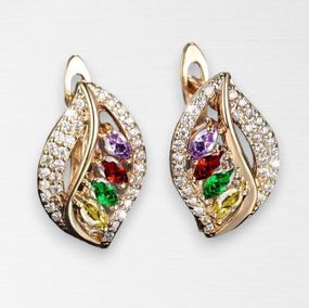 Жіночі сережки гачки у вигляді листка з різнокольоровим камінням 1.7 см золотисті