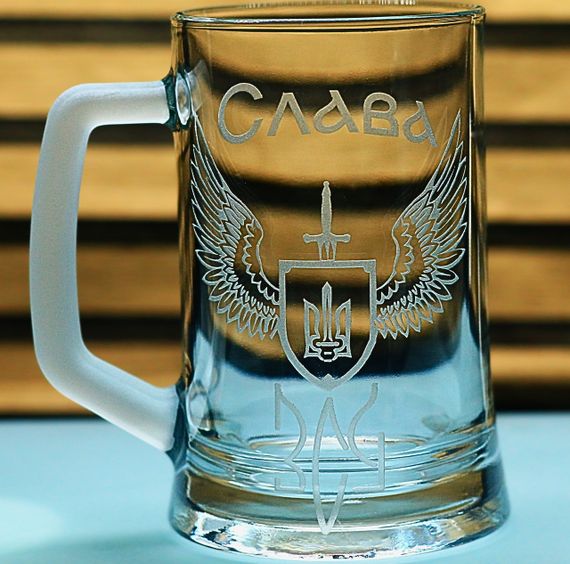 Пивной бокал с ручкой 670 мл патриотический Слава ВСУ с гравировкой подарок кружка военному