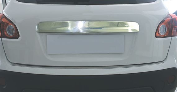 Накладка над номером (нерж.) С кнопкой, Carmos - Турецкая сталь для Nissan Qashqai 2007-2010 гг