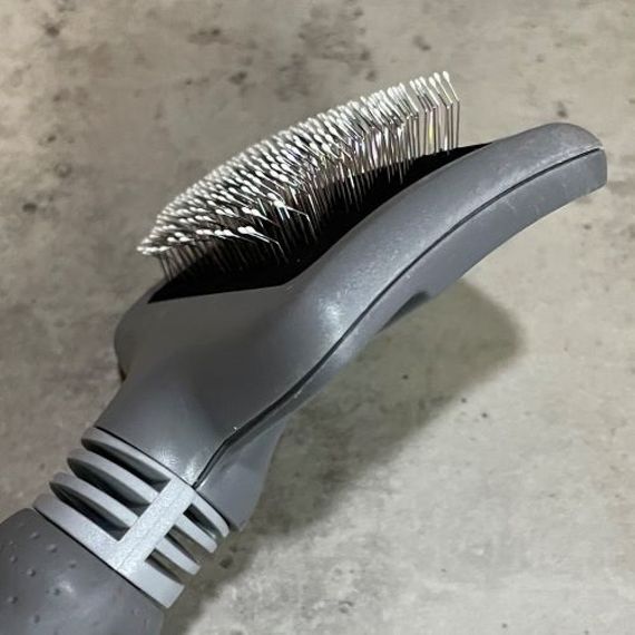 Пуходерка для вычесывания шерсти собак и кошек квадратная серая с голубой ручкой | Зображення 1