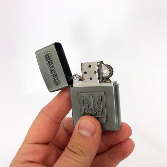 Зажигалка бензиновая герб Украины 4410, зажигалка в подарок, сувенирные зажигалки. Цвет: серебряный | Зображення 2