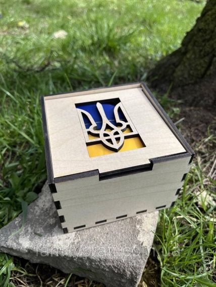 Патріотичний подарунковий набір: Великий прапор України у дерев'яній коробці з дизайнерським вирізом «Тризуб» | Зображення 1