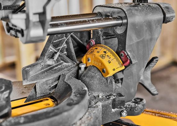 Пила торцювальна акумуляторна DeWalt с АКБ та ЗП DCS781X2 | Зображення 7