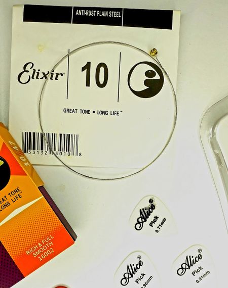 Струны для Акустической Гитары калибр 10 / 47, Каподастр + набор медиаторов 6 шт | Зображення 2