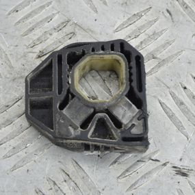 Подушка радіатора верхня Volkswagen Golf V Passat 2003-2018 Втулка кріплення радіатора Фольксваген 1K0121367C