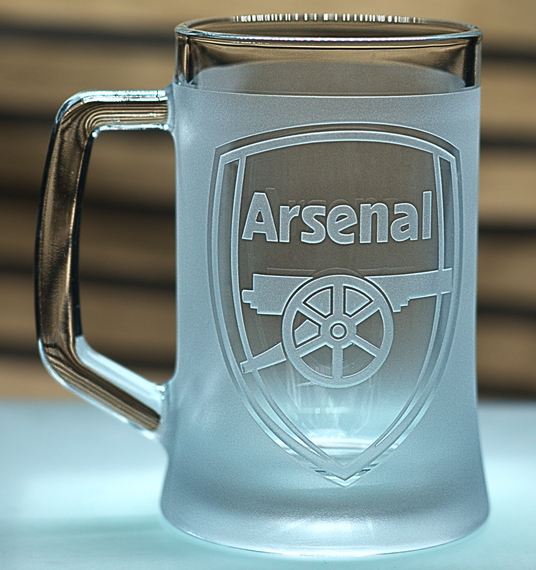 Пивной бокал 670 мл ФК Арсенал Arsenal с гравировкой подарок для фаната футбольная кружка