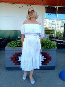 Ошатне біле плаття з прошви