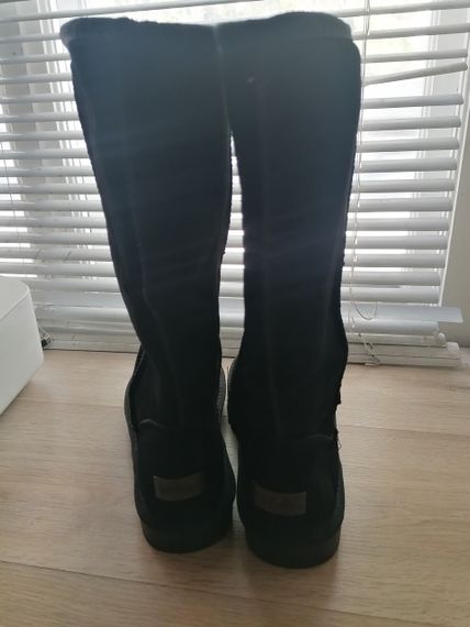 Зимові жіночі Уги UGG Чорні Мехові чоботи Теплі висота 32 см (розміри: 39) з тріщинкою пластини | Зображення 1