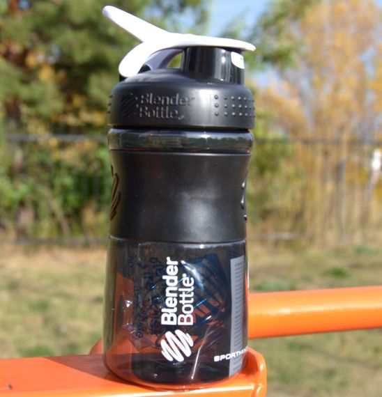 Спортивний шейкер (пляшка) BlenderBottle SportMixer Flip 20oz/590ml Black/White | Зображення 2