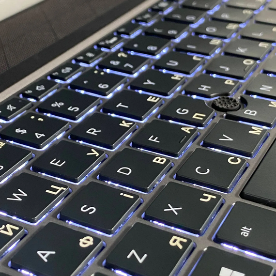 Мобільна робоча станція Б-клас HP zBook 17 G5 / 17.3" (1920x1080) IPS / Intel Core i7-8850H (6 (12) ядра по 2.6 - 4.3 GHz) / 32 GB DDR4 / 1000 GB SSD / nVidia Quadro P5200, 16 GB GDDR5, 256-bit / WebCam / Fingerprint б/в + Подарунок Миша / USB | Зображення 6