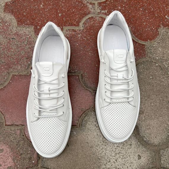 Чоловічі білі шкіряні кеди з перфорацією — тренд взуття | Зображення 1