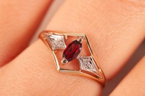 Кольцо из красного и белого золота с гранатом 20.5