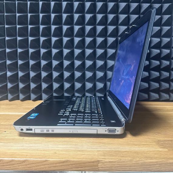Ноутбук Dell Latitude E5520 / 15.6" (1366x768) TN / Intel Core i5-2410M (2 (4) ядра по 2.3 - 2.9 GHz) / 8 GB DDR3 / 128 GB SSD / Intel HD Graphics 3000 / WebCam / DVD-ROM б/у | Зображення 3