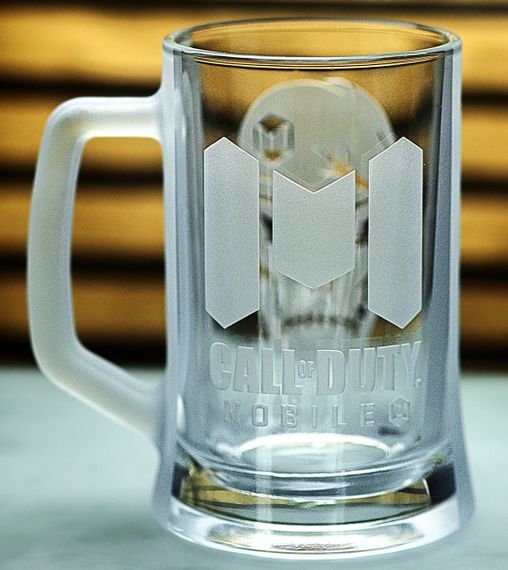 Пивний кухоль Call of Duty з гравіюванням лого Подарунок геймеру CoD Mobile Ігровий келих для фанатів шутерів