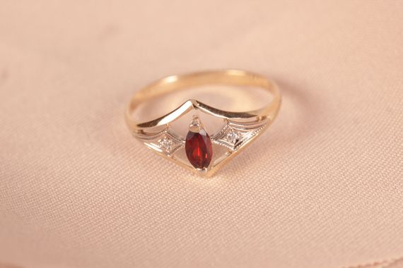 Кольцо из красного и белого золота с гранатом 21.5 | Зображення 2