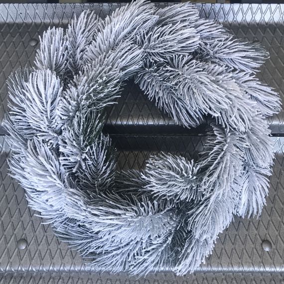 Вінок хвойний Сосна литий d-60 см засніжений | Зображення 5