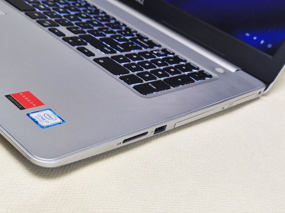 Игровой ноутбук Dell Inspiron 5770 / 17.3" (1920x1080) IPS / Intel Core i7-8550U (4 (8) ядра по 1.8 - 4.0 GHz) / 16 GB DDR4 / 256 GB SSD / AMD Radeon R7 M460, 4 GB GDDR5, 64-bit / WebCam б/у | Зображення 3