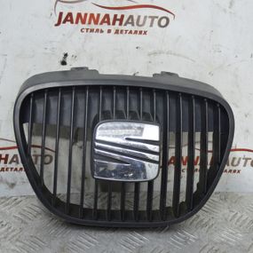 Решітка радіатора Seat Ibiza III 2002-2008 Решітка емблема переднього бампера Сеат Ібіза 3 6L0853654