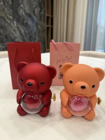 Вращающаяся шкатулка-медведь с розой в колбе