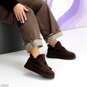 Стильные низкие шоколадные зимние ботинки натуральная замша