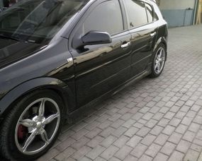 Боковые юбки HB (под покраску) для Opel Astra H 2004-2013 гг